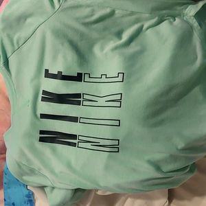 Nike shirt sleeve youth large